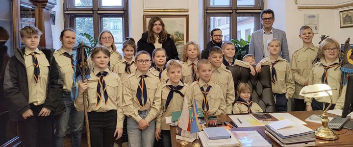 Skauci na Skale z życzeniami świątecznymi u Burmistrza