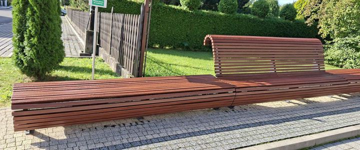 Malowanie ławek przy kościele w Skoczowie