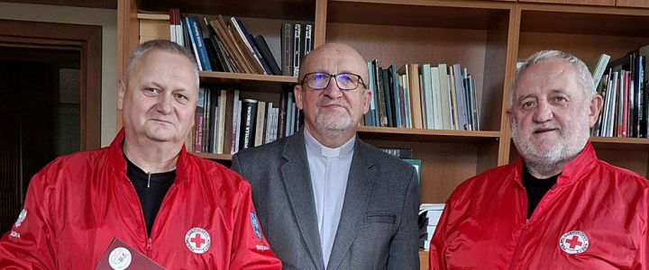 Przekazanie paczek ze zbiórki PCK