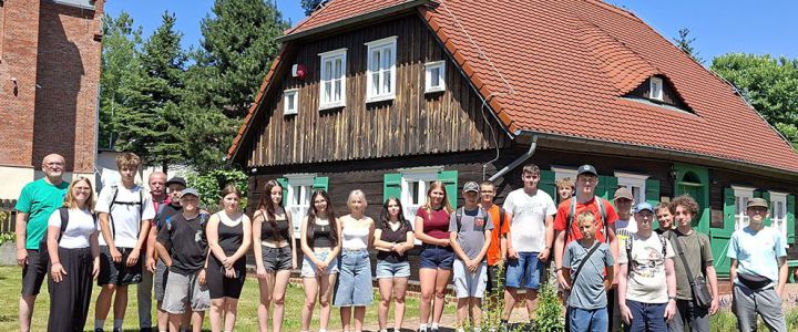 Wycieczka konfirmantów do “Ostoi Pokoju” w Miechowicach Wycieczka konfirmantów do “Ostoi Pokoju” w Miechowicach