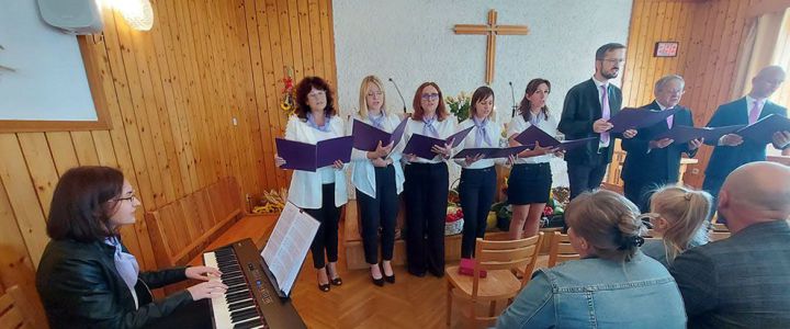 Występ Zespołu “Dla Niego” w czasie pamiątki poświęcenia kaplicy w Gumnach Występ Zespołu “Dla Niego” w czasie pamiątki poświęcenia kaplicy w Gumnach