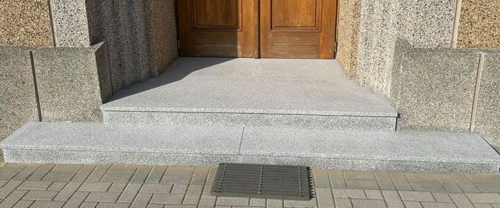 Renowacja schodów do kościoła w Simoradzu Renowacja schodów do kościoła w Simoradzu
